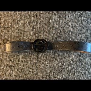 Men’s medium black Gucci belt